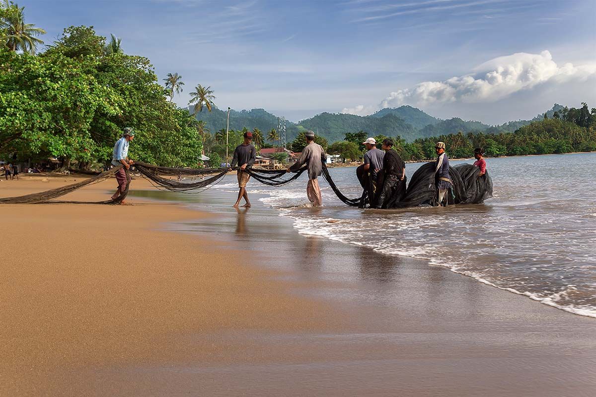 Also the beaches on the mainland of Sumatra are not to be underestimated. Here you can see fishermen pulling in the catch of the day at Bungus beach.